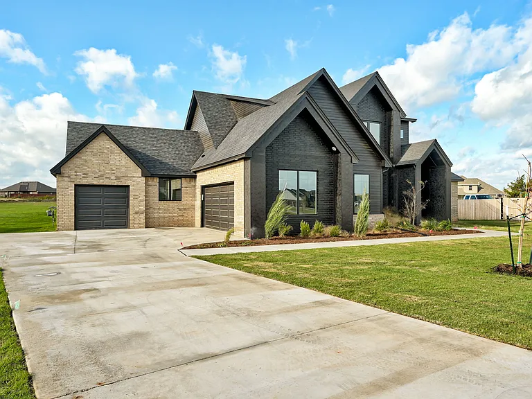 2101 Dax Ln — Photo 2