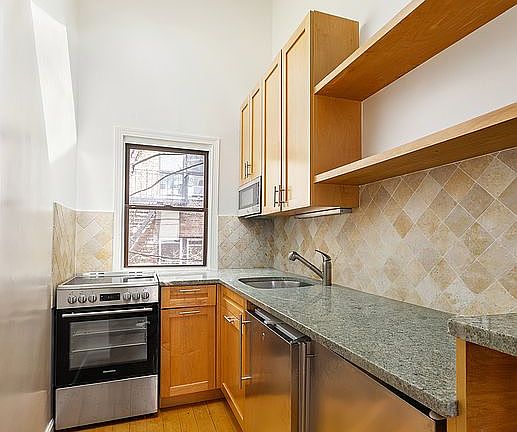4th image of 307 W 20th St #4-R