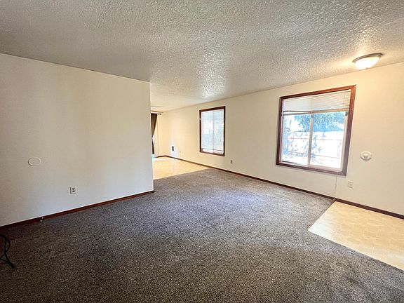 4th image of 616 SE 132nd Ave