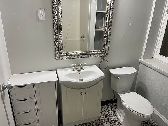 5th image of 171 1/2 S Main St #B
