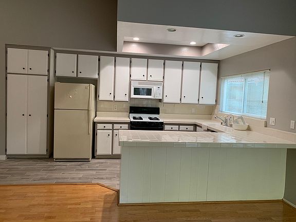 4th image of 406 Laspino Ln