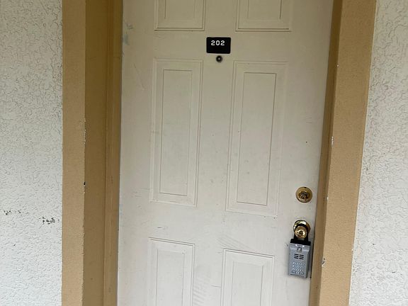 2nd image of 946 15th St APT 202