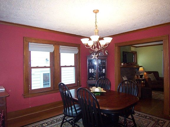 Dining room w/natural trim