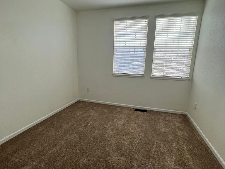 23140 York Ave — Photo 4