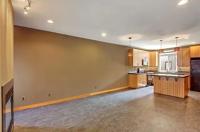 3 bed, 2.5 bath, 1220 sqft, $3,695 — Photo 2
