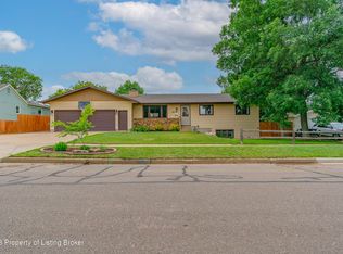835 2nd Ave W, Dickinson, ND 58601
