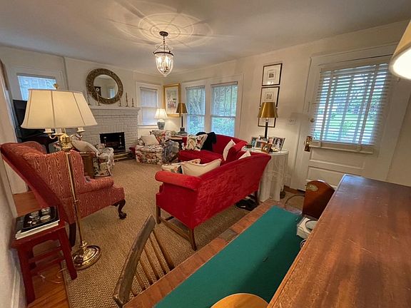 4th image of 218 Circle Ave