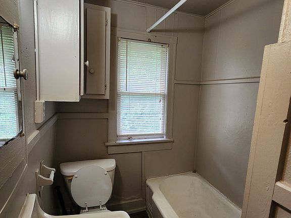 5th image of 809 1/2 E 17th St