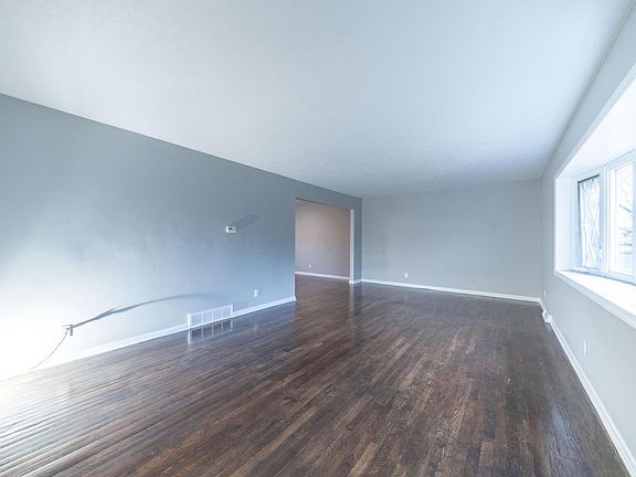 4th image of 949 Wellington Blvd