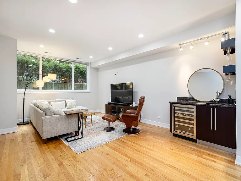 821 W Roscoe St #1 — Photo 18