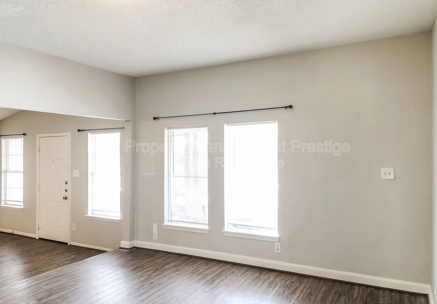 2 bed, 1.0 bath, 1050 sqft, $1,195 — Photo 2