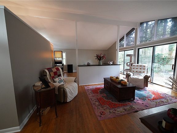 5th image of 259 Oak St