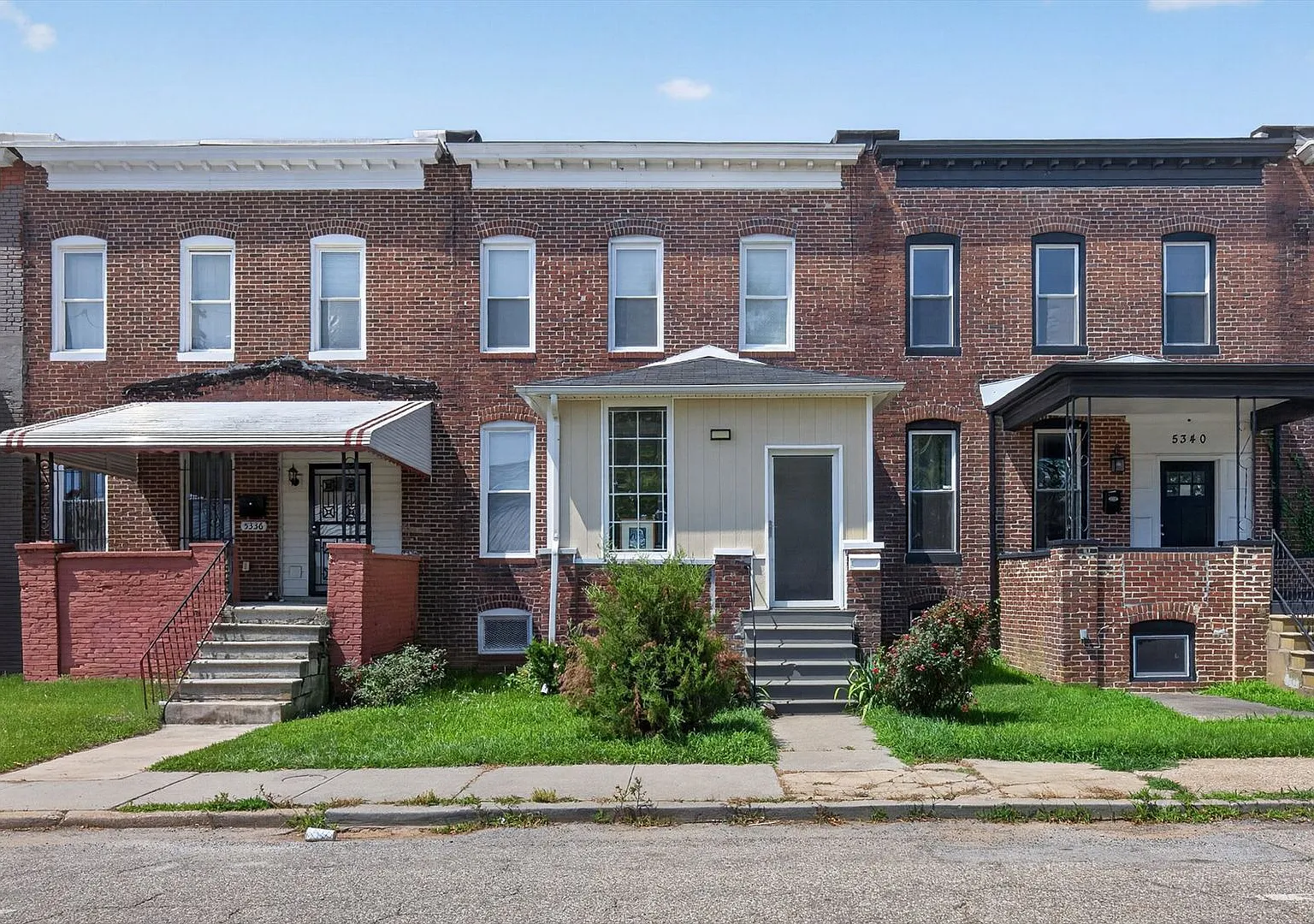 Spacious 3-Bedroom Townhome in a Prime Pimlico Location — Photo 1