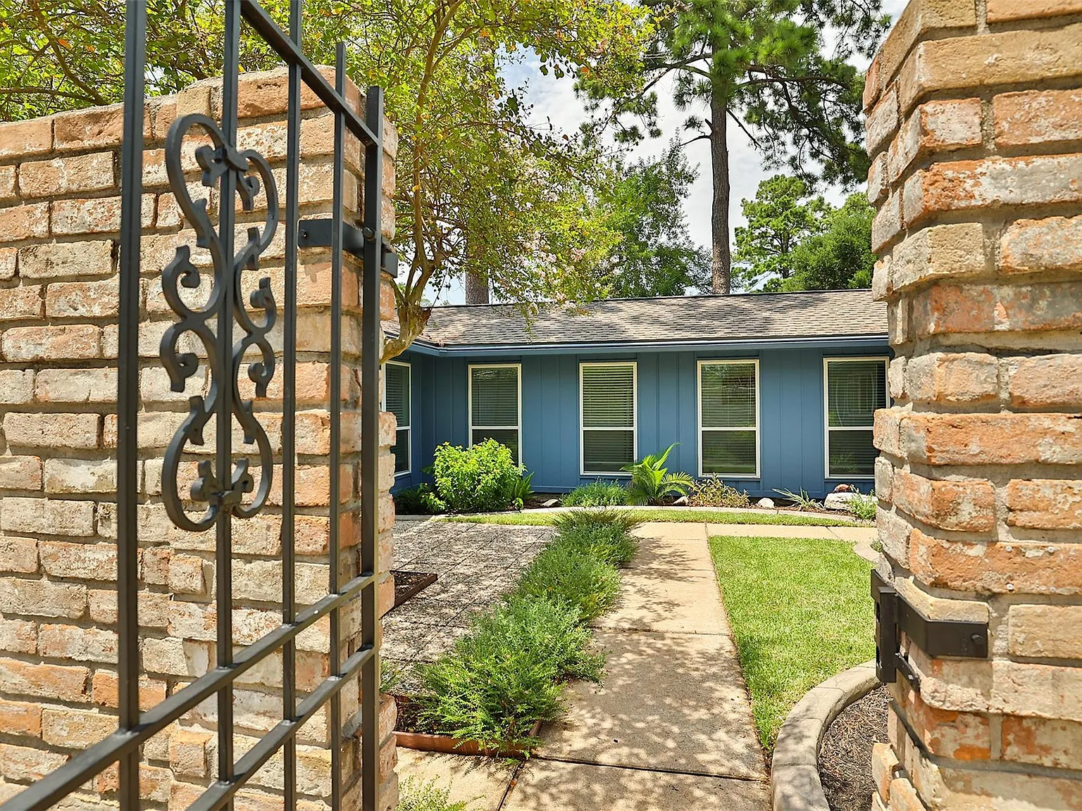 3 bed, 2.0 bath, 1915 sqft, $2,000 — Photo 3