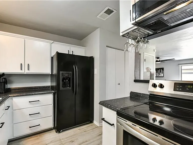 2203 Coach Dr — Photo 2