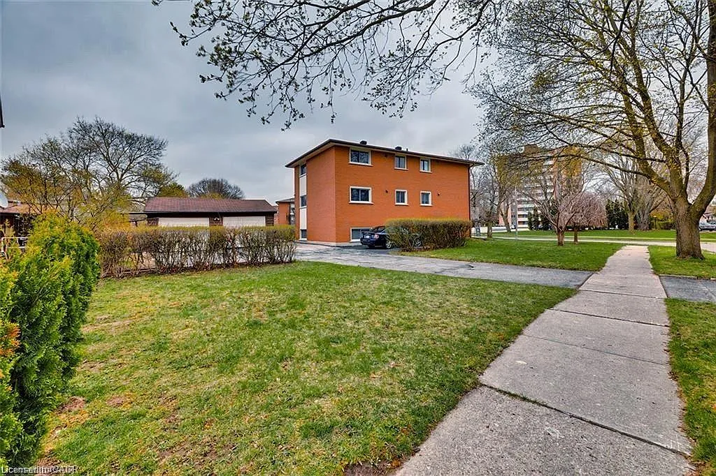 3 bed, 1.0 bath, 1033 sqft, $2,300 — Photo 2