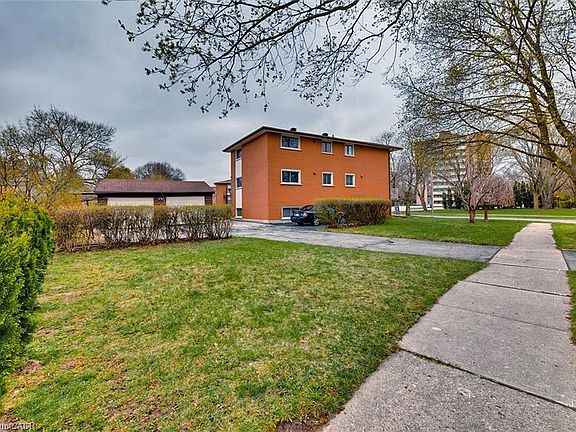 2nd image of 92 Confederation Dr #2