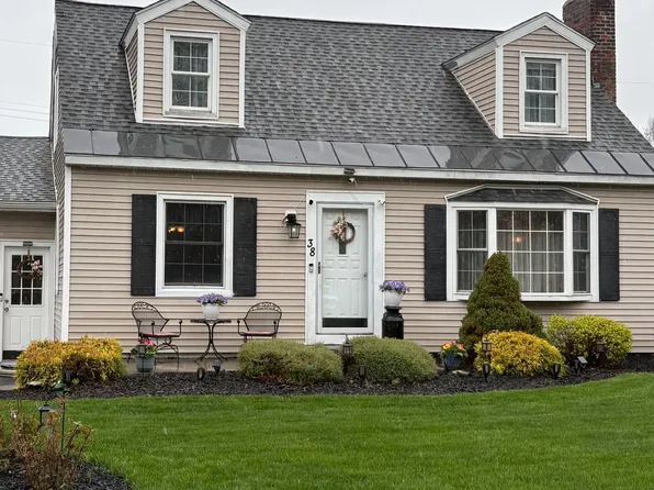 38 Parkwood Drive, Colonie, NY 12205