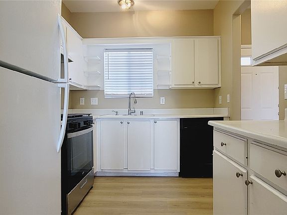 5th image of 1900 N Torrey Pines Dr Unit 203