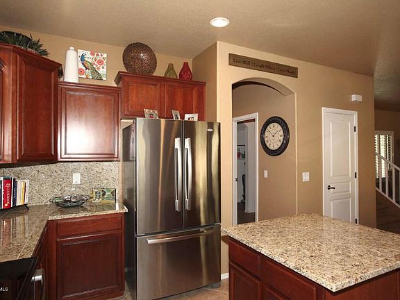 5th image of 1030 E Redwood Dr