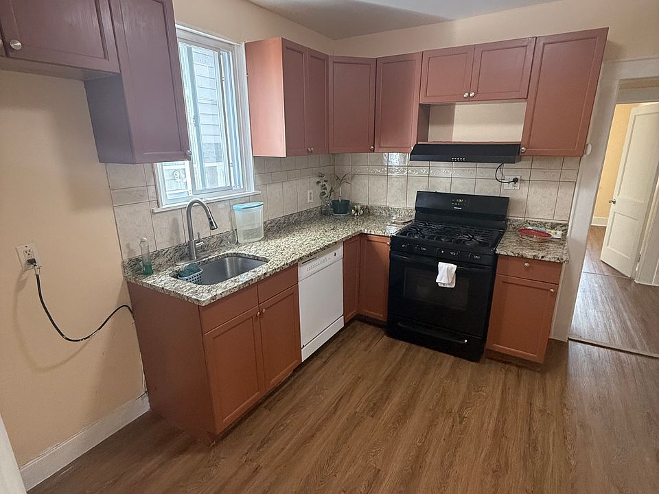 1st image of 62 Montgomery St Floor 1