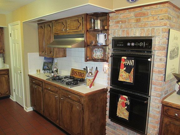 4th image of 699 Marilyn Dr