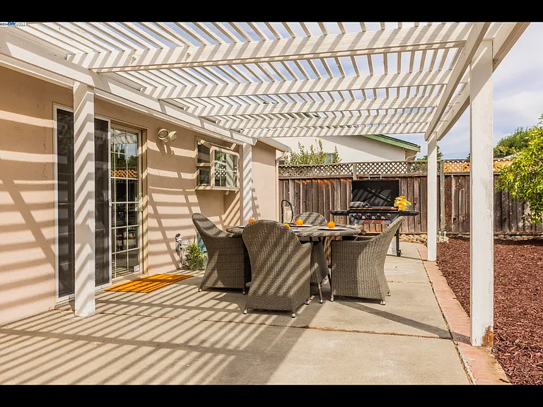 35267 Farnham Dr — Photo 7