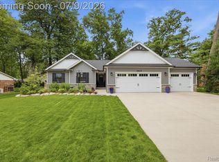 5915 Chickadee Ln, Clarkston, MI 48346