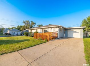 104 N 12th St, Pekin, IL 61554