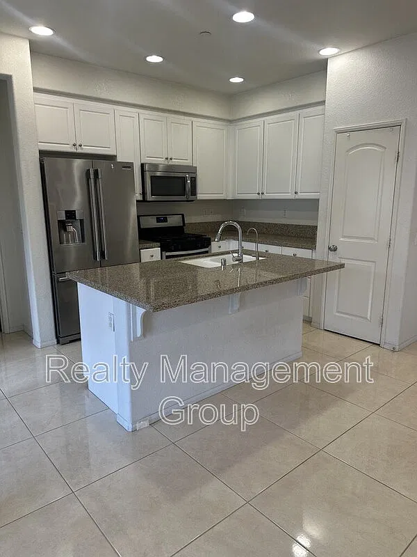 2 bed, 2.0 bath, 1098 sqft, $3,600 — Photo 4