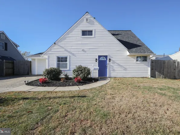 15 Nearwood Ln, Levittown, PA 19054