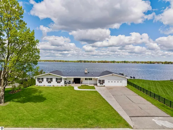 223 Petrie Rd, Cadillac, MI 49601