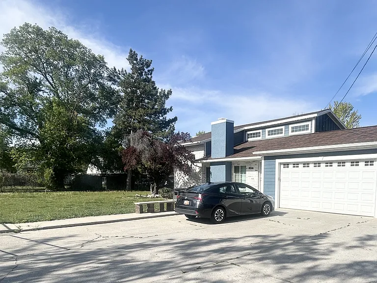 453 E Fort Union Blvd — Photo 2