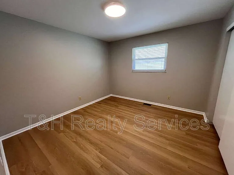 110 Pennsylvania Ct — Photo 12