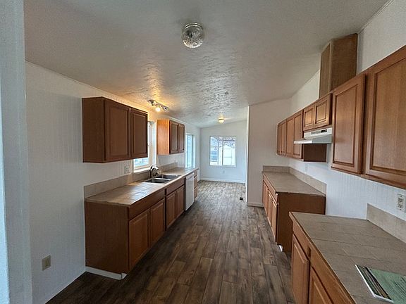 5th image of 902 4th Ave N