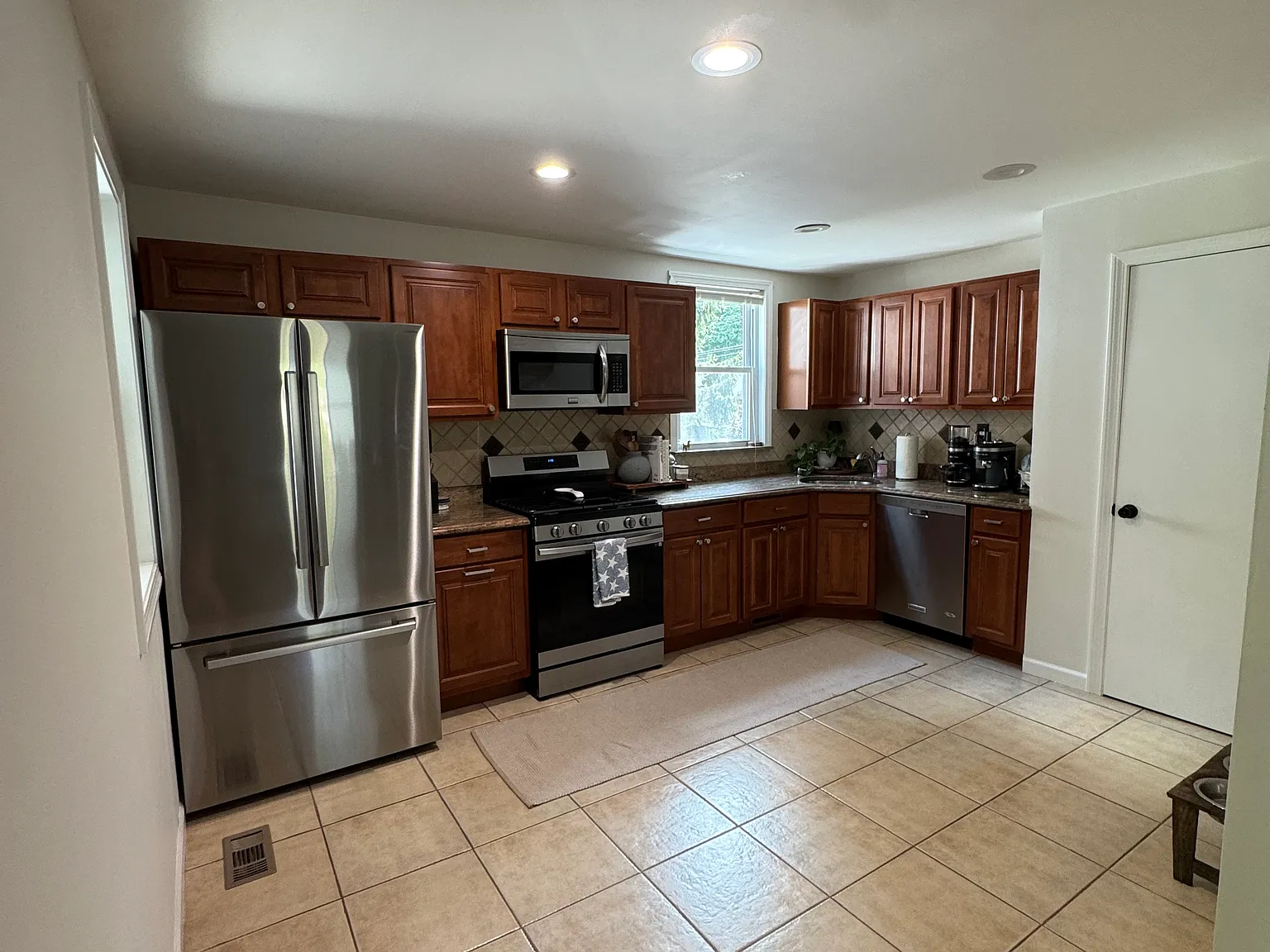 3 bed, 1.5 bath, $3,100 — Photo 4