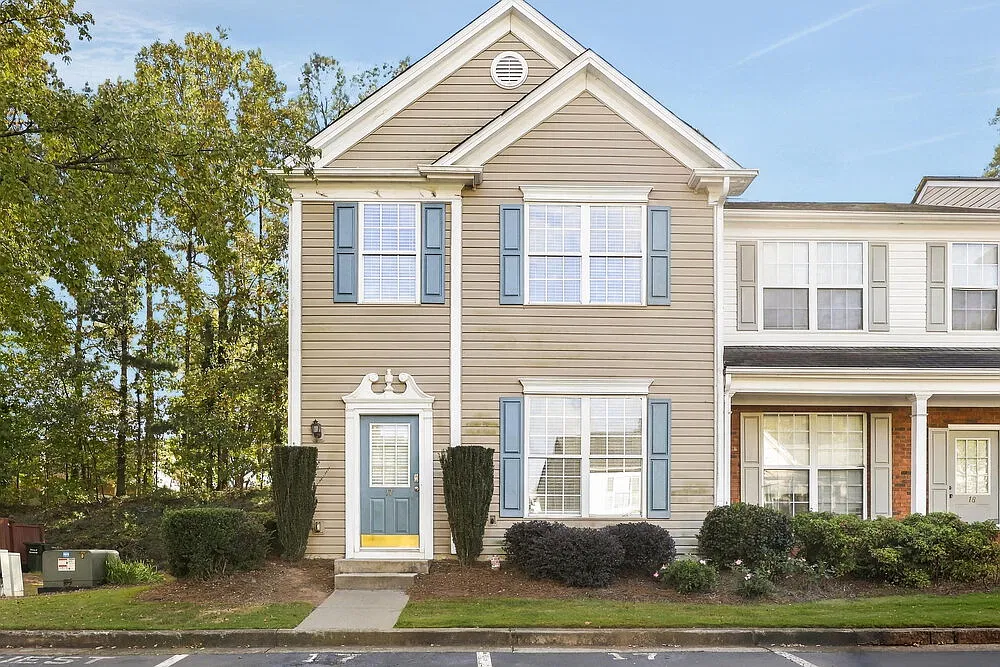 3 bed, 2.5 bath, 1370 sqft, $2,105 — Photo 1
