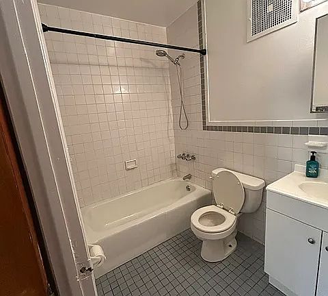 5th image of 445 17th St APT 3