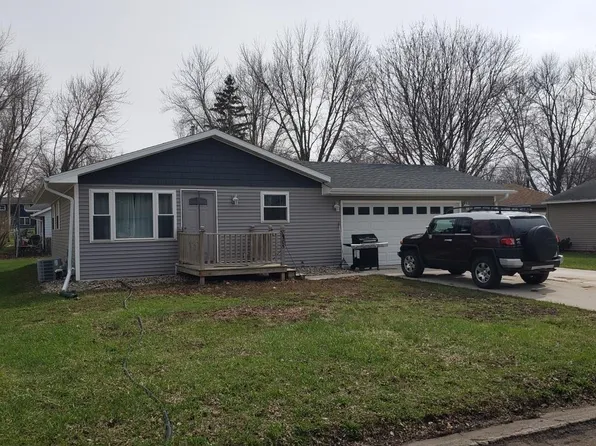 905 24th St, Spirit Lake, IA 51360