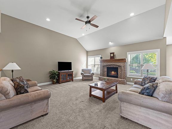 4th image of 476 Bloomfield Cir W