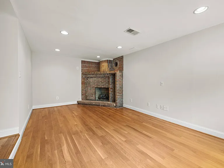 827 S Royal St — Photo 27
