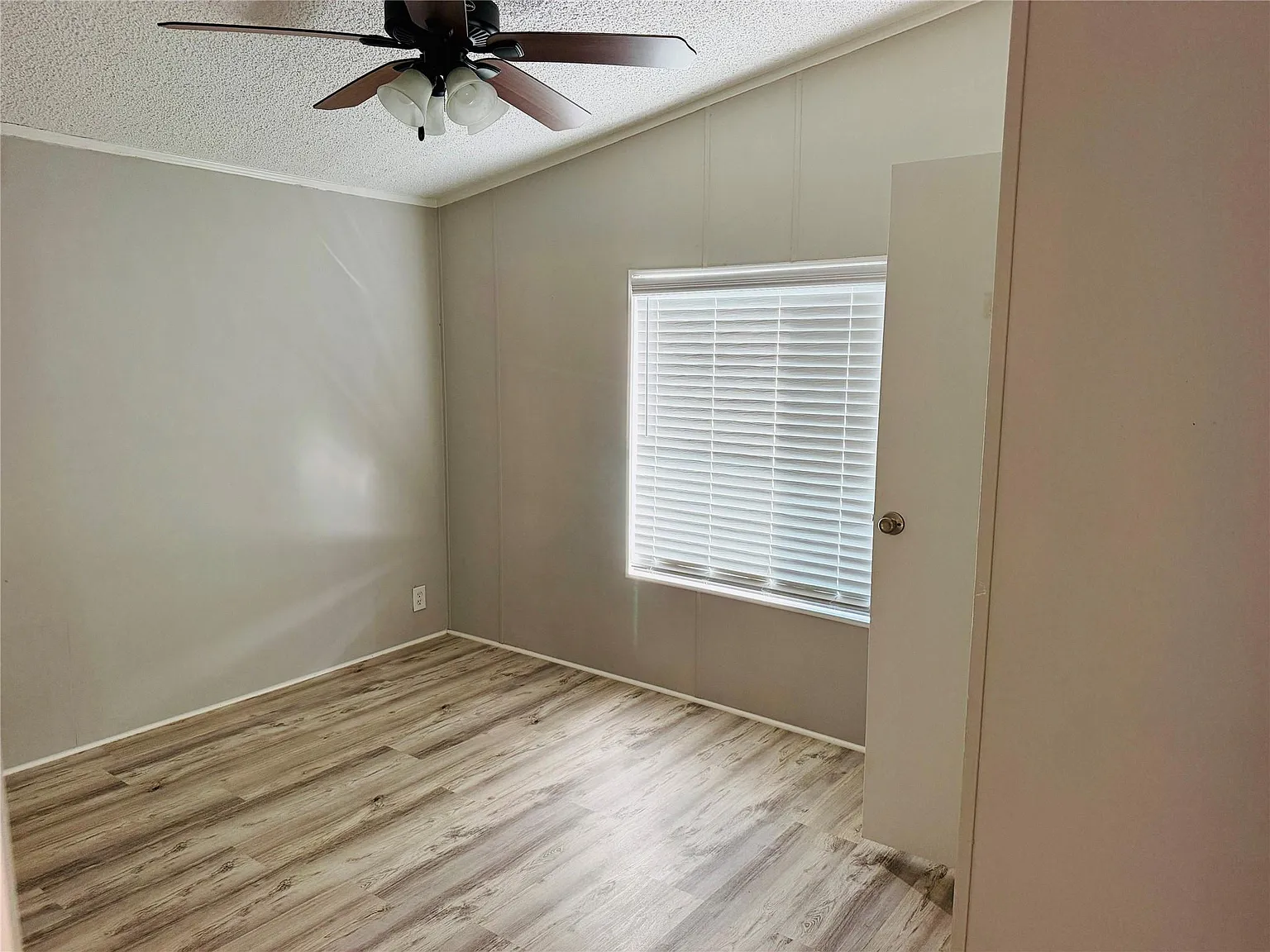 3 bed, 2.0 bath, 1904 sqft, $1,550 — Photo 4