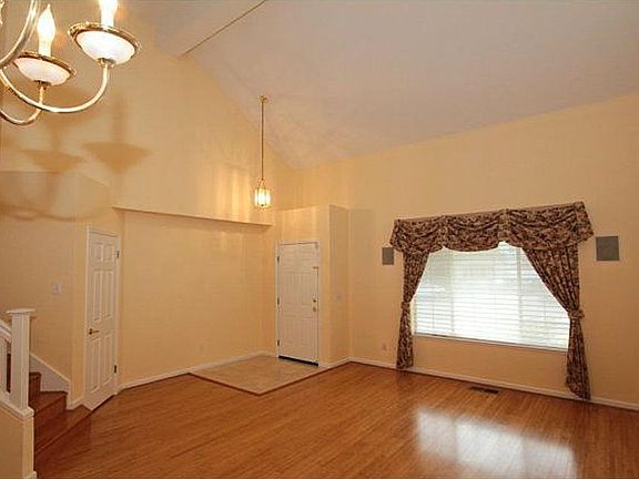3rd image of 1007 Woodroe Ct #1