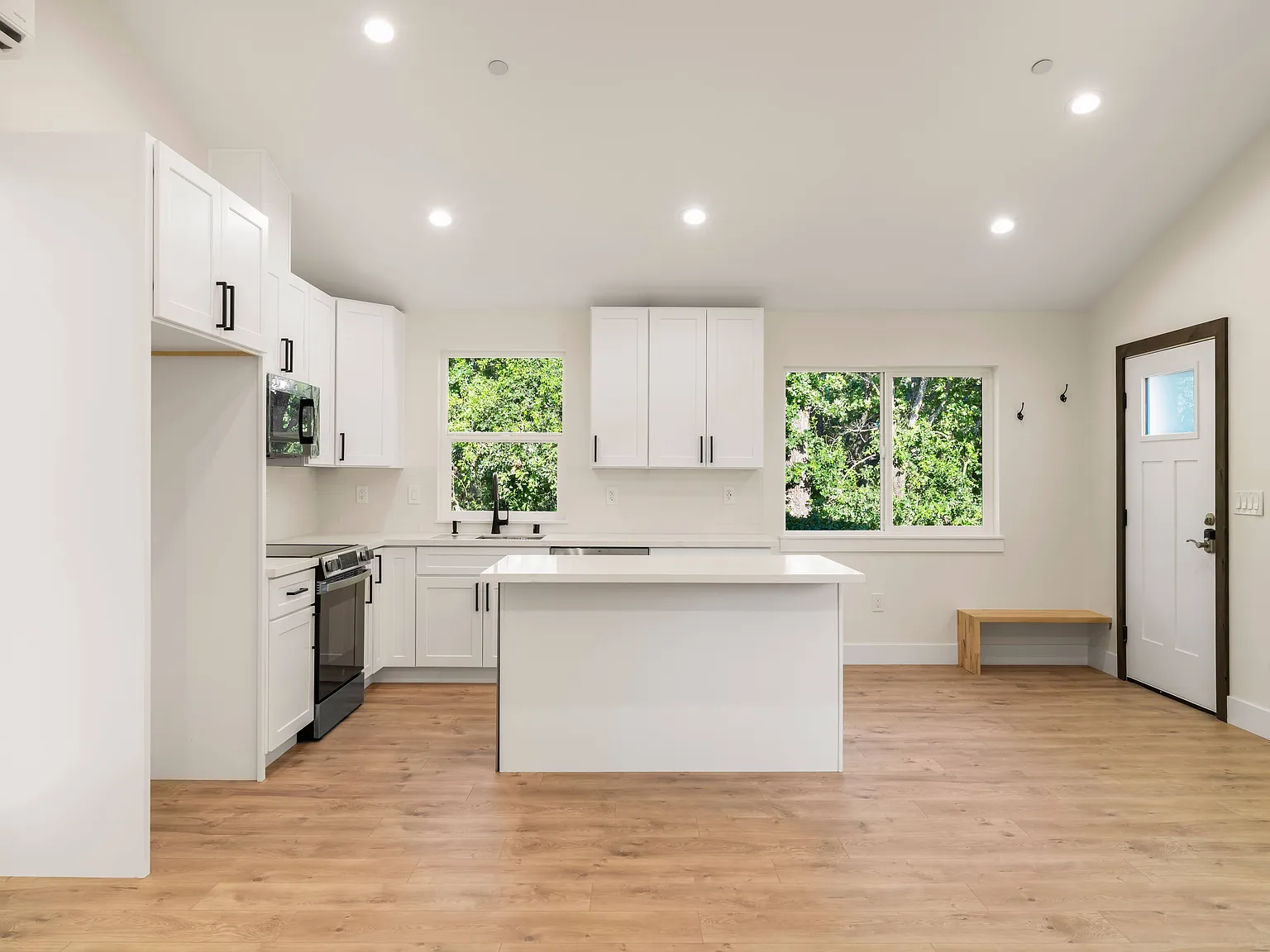 2 bed, 768 sqft, $2,200 — Photo 1