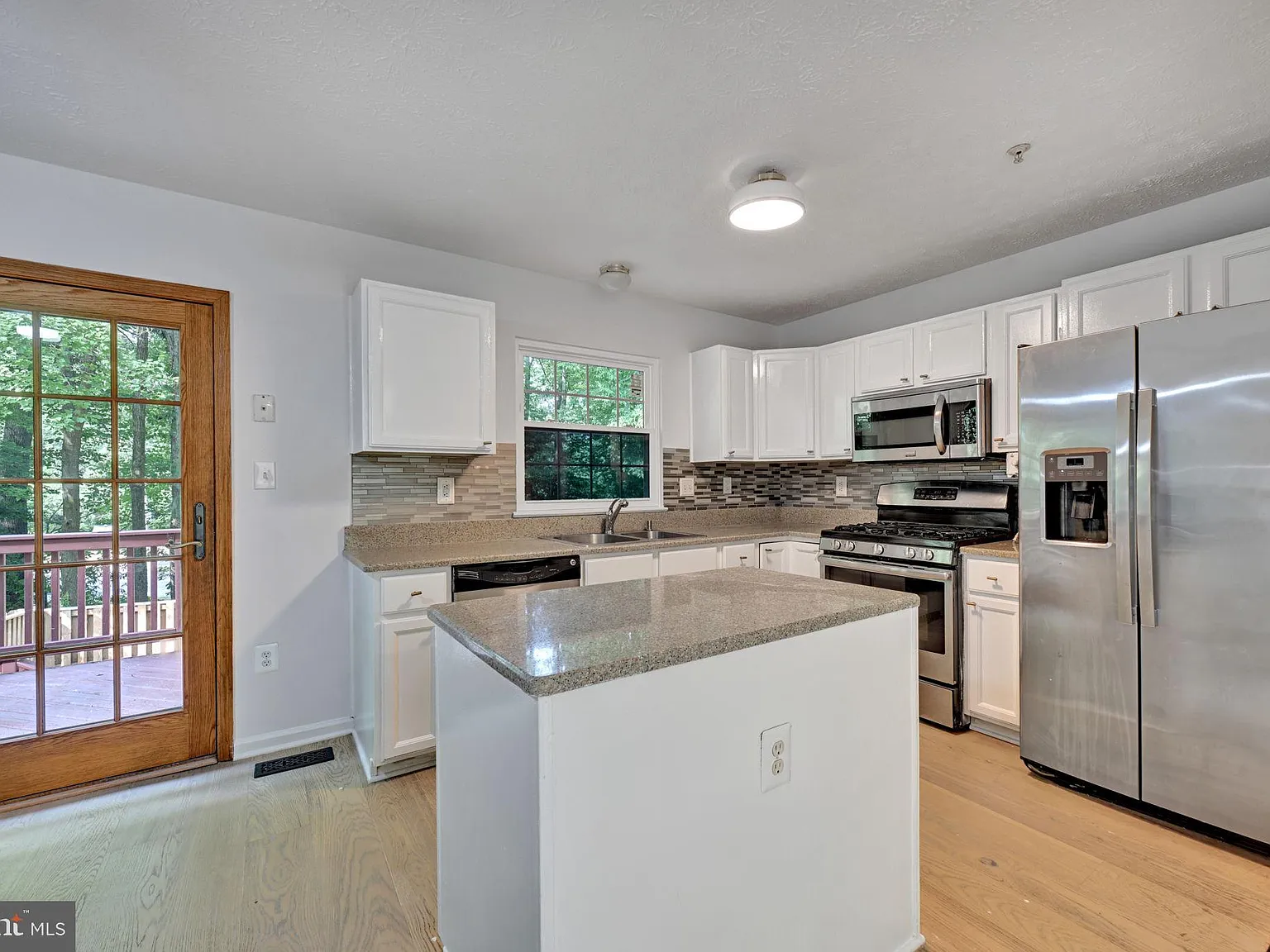 3 bed, 1.5 bath, 1440 sqft, $2,500 — Photo 2