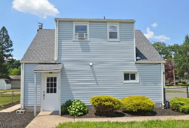 10 Ridgedale Ave W — Photo 1