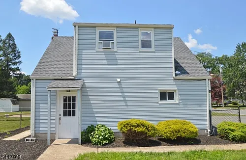 10 Ridgedale Ave W Photo 1