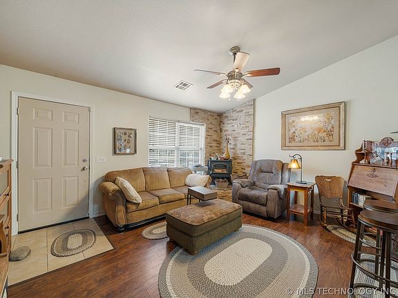 5th image of 118 W Fairlane Ct