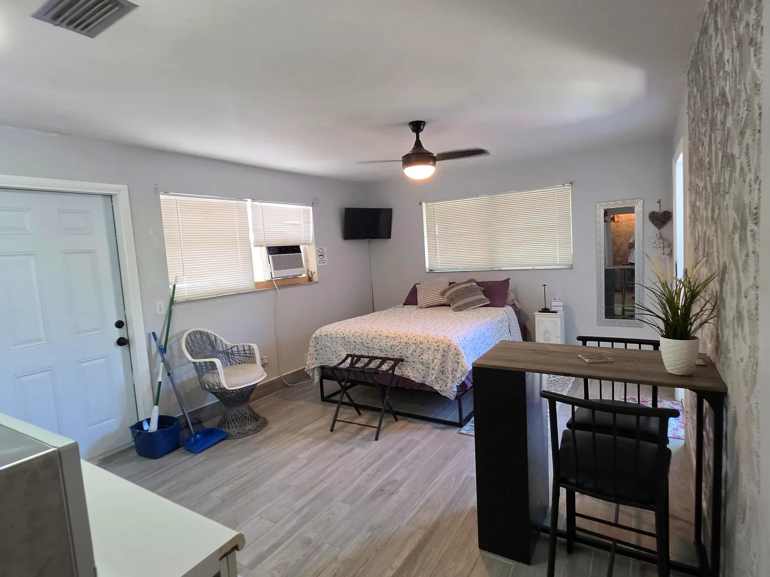 Studio, 1.0 bath, 500 sqft, $1,500 — Photo 2