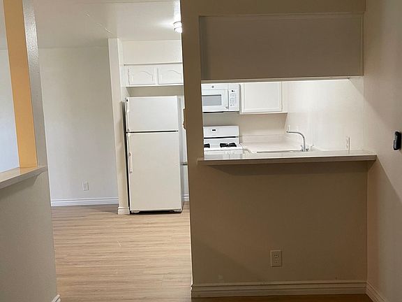 5th image of 504 S Normandie Ave #302